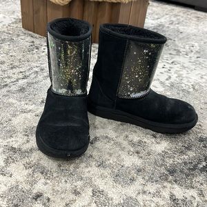 UGG BOOTS CLASSIC II CLEAR GLITTER STARS
BLACK FOR GIRLS SIZE 4